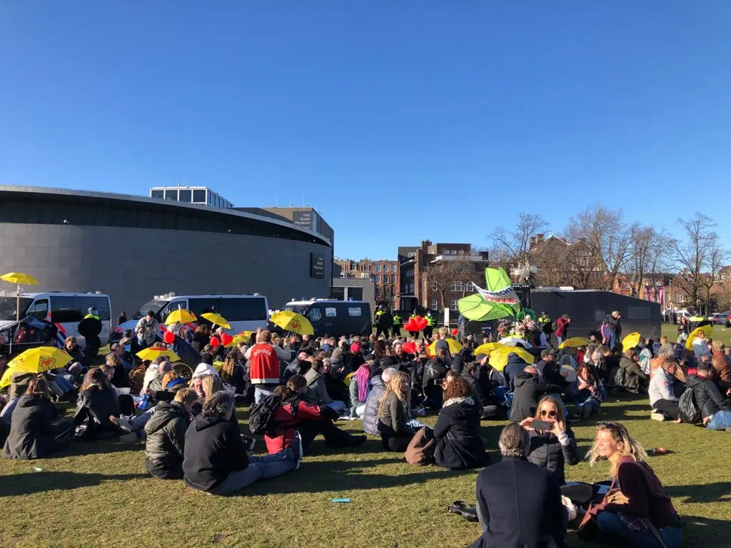 Demonstranten weigeren te vertrekken, ME ontruimt Museumplein