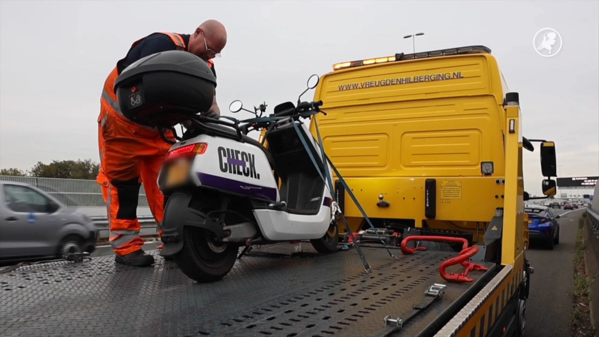 Man rijdt met deelscooter over snelweg A12 bij Den Haag