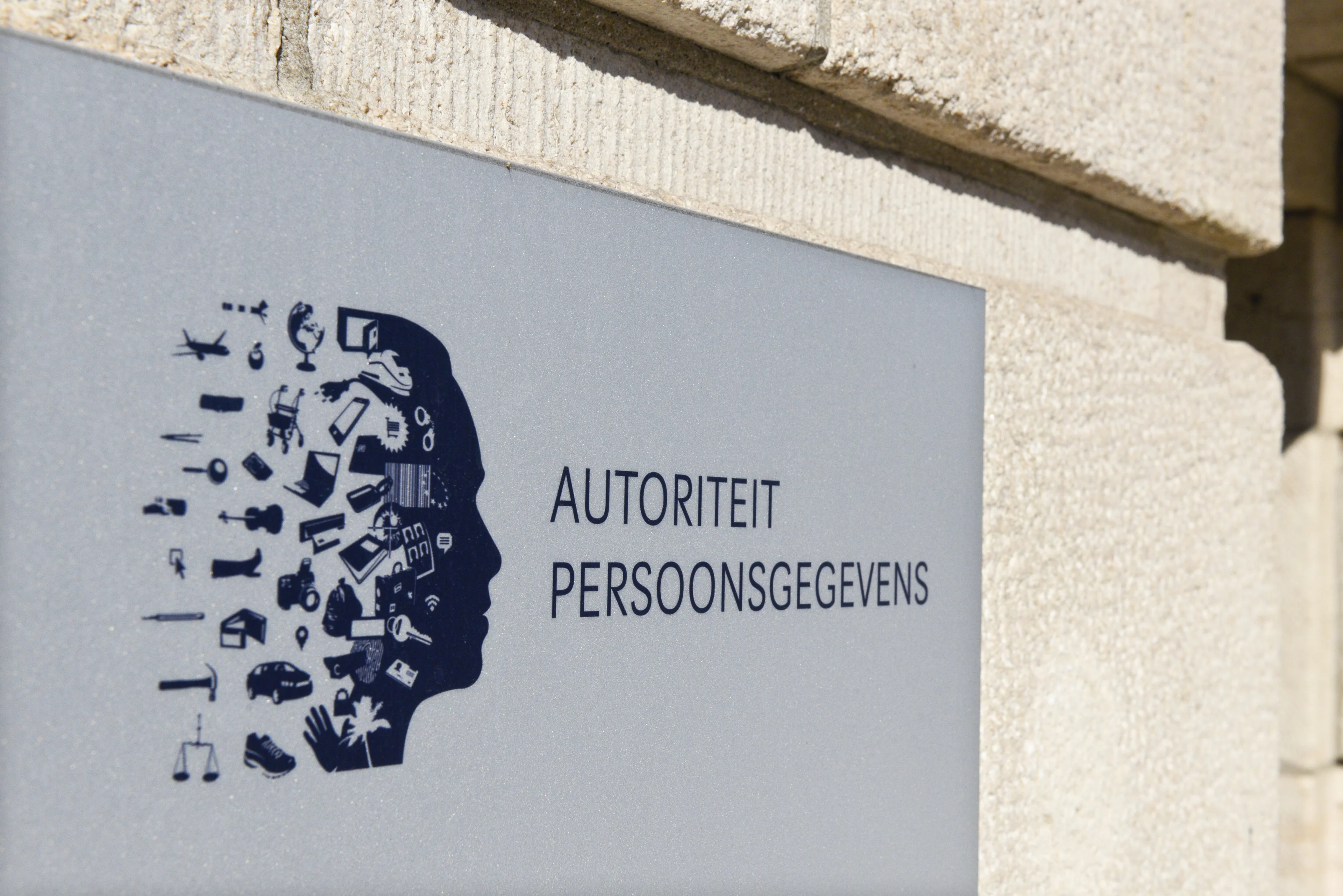 Amnesty: waakhonden moeten strenger toezien op dataverzameling politie