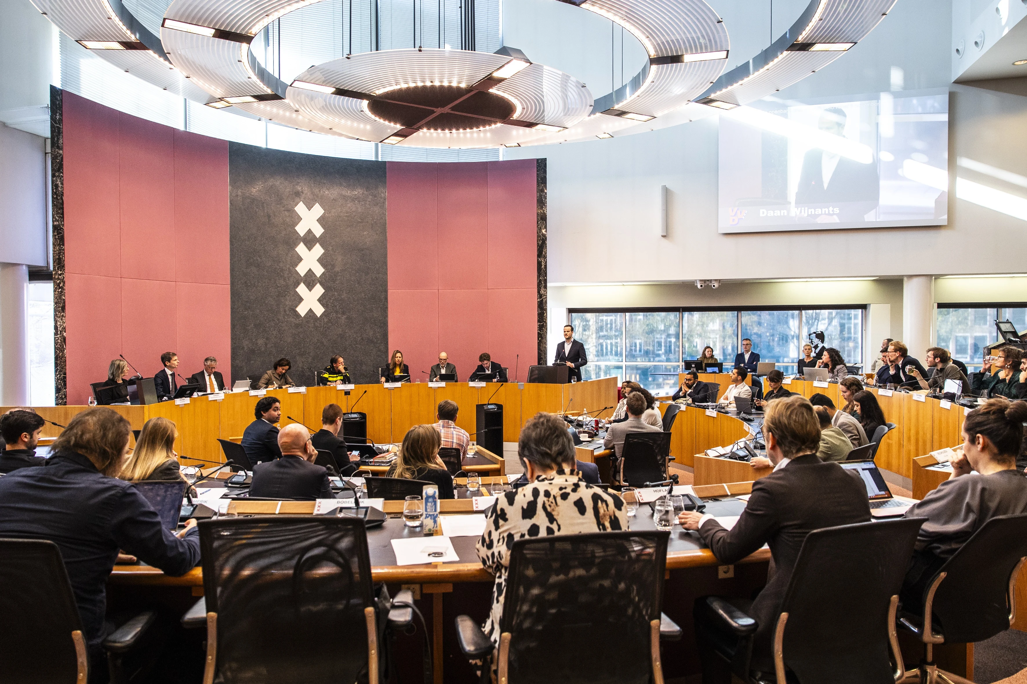 Verwijten vliegen over en weer in gemeenteraad over rellen in Amsterdam