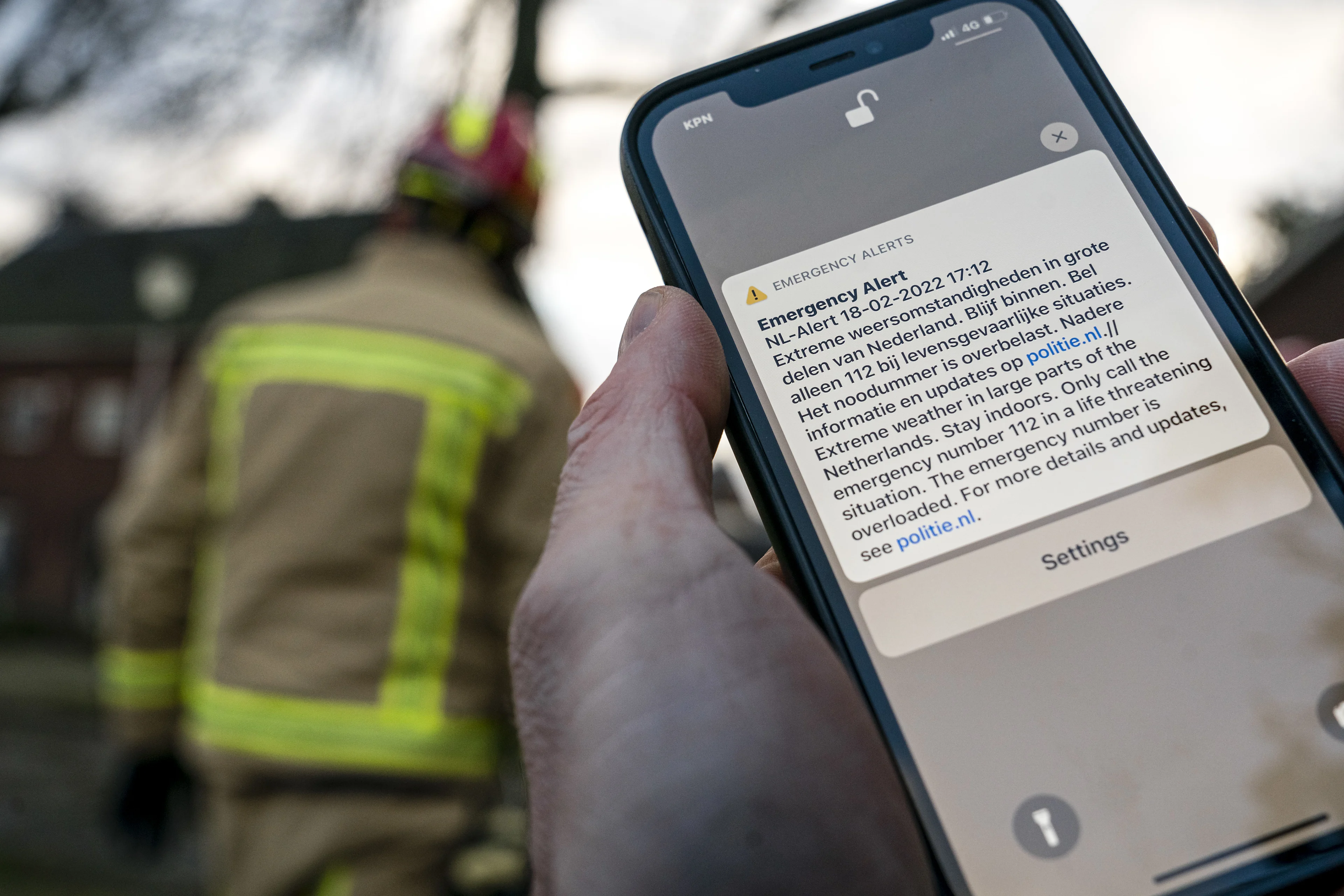 Alarmnummer 112 overbelast, NL-Alert om storm Eunice: 'Blijf binnen'