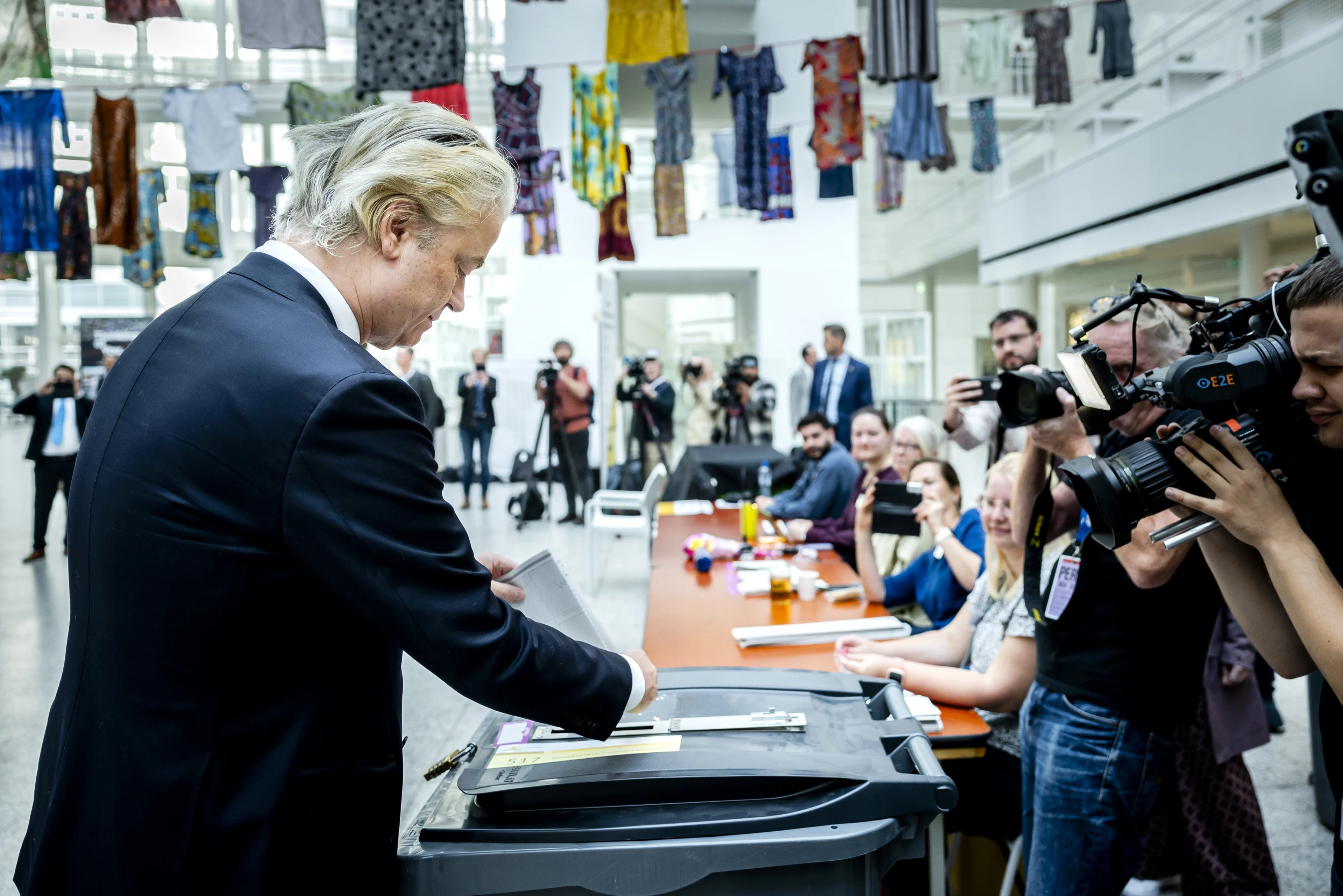 Lijsttrekkers brengen stem uit voor Europees Parlement, jarige krijgt een cadeautje