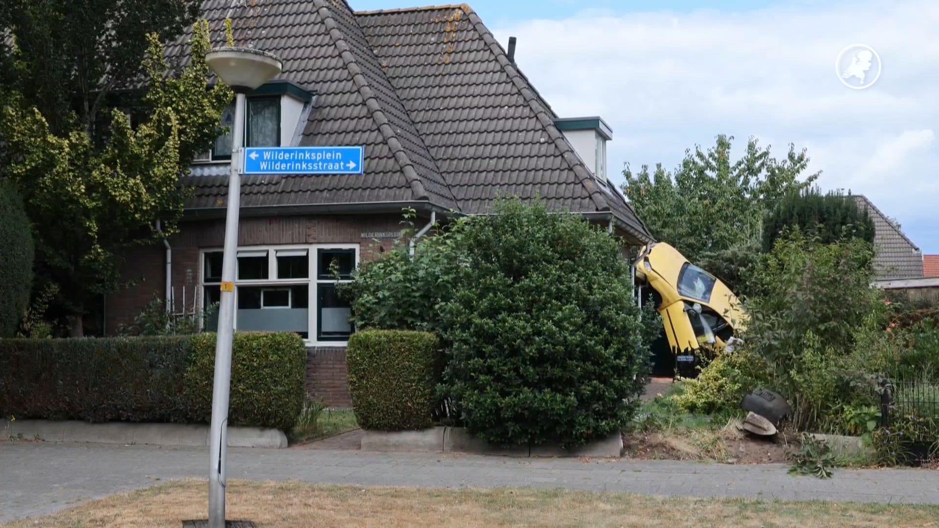 Auto staat rechtop tegen woning in Hengelo na ongeval