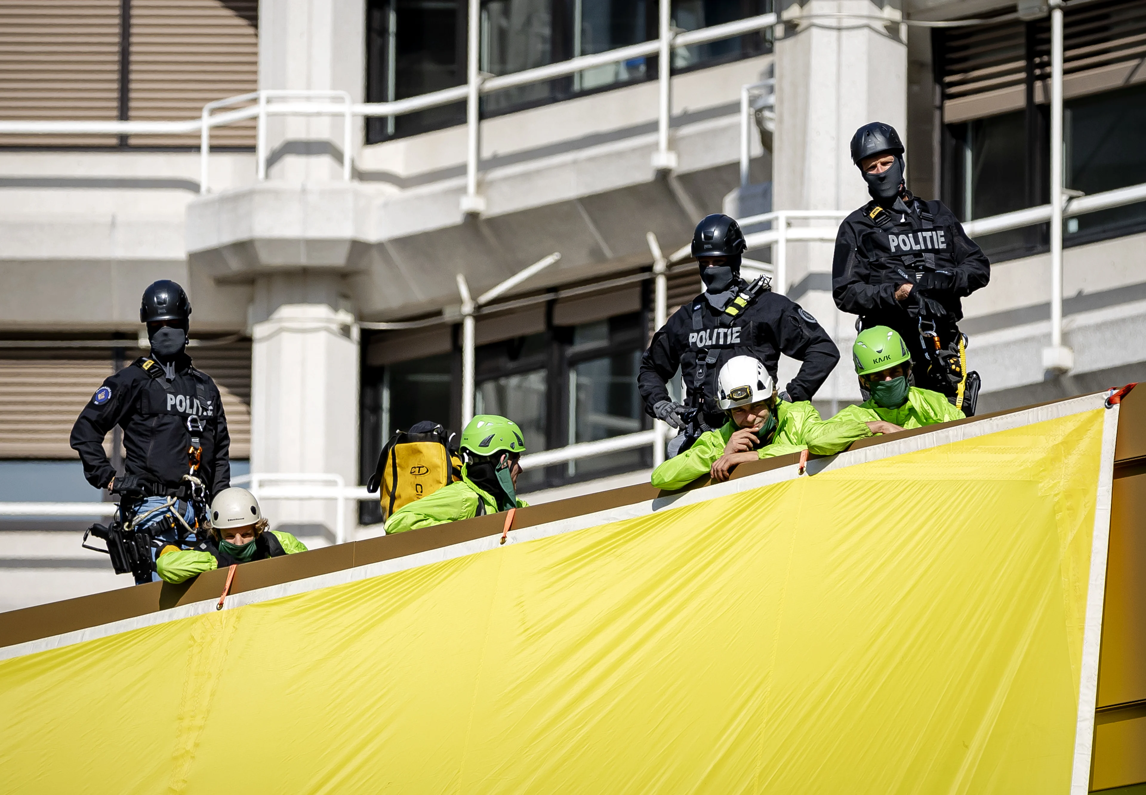 Politie haalt Greenpeace-activisten van dak Tweede Kamer