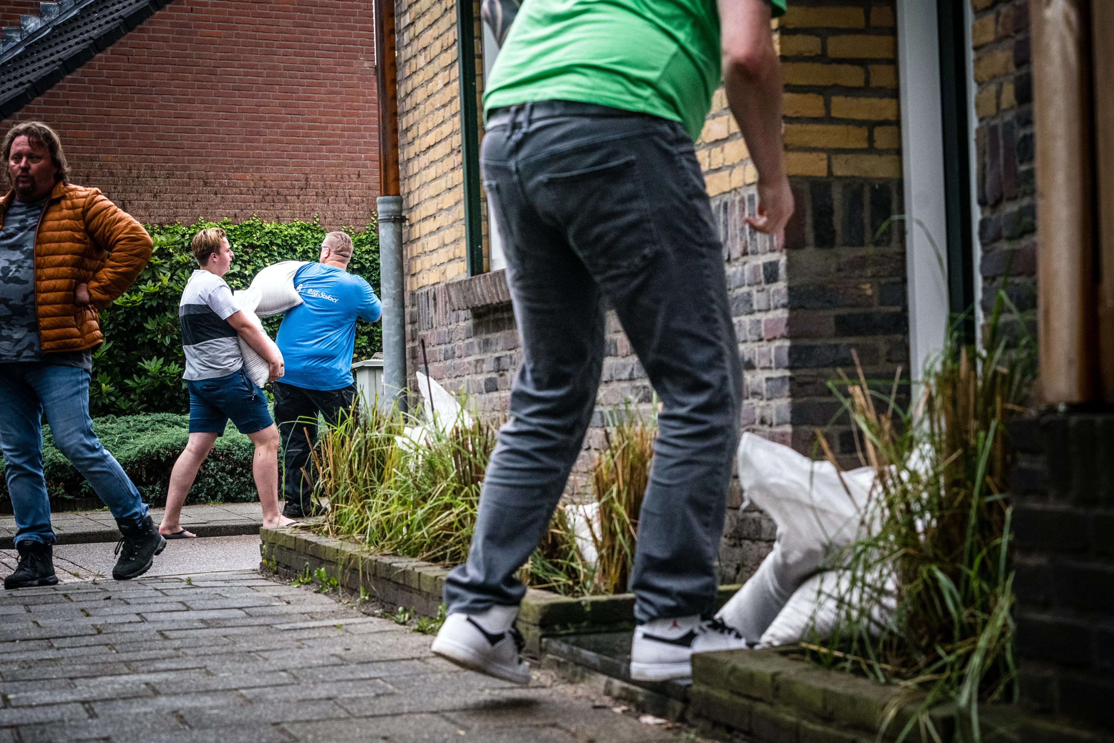 Limburgers proberen woningen te redden met zandzakken