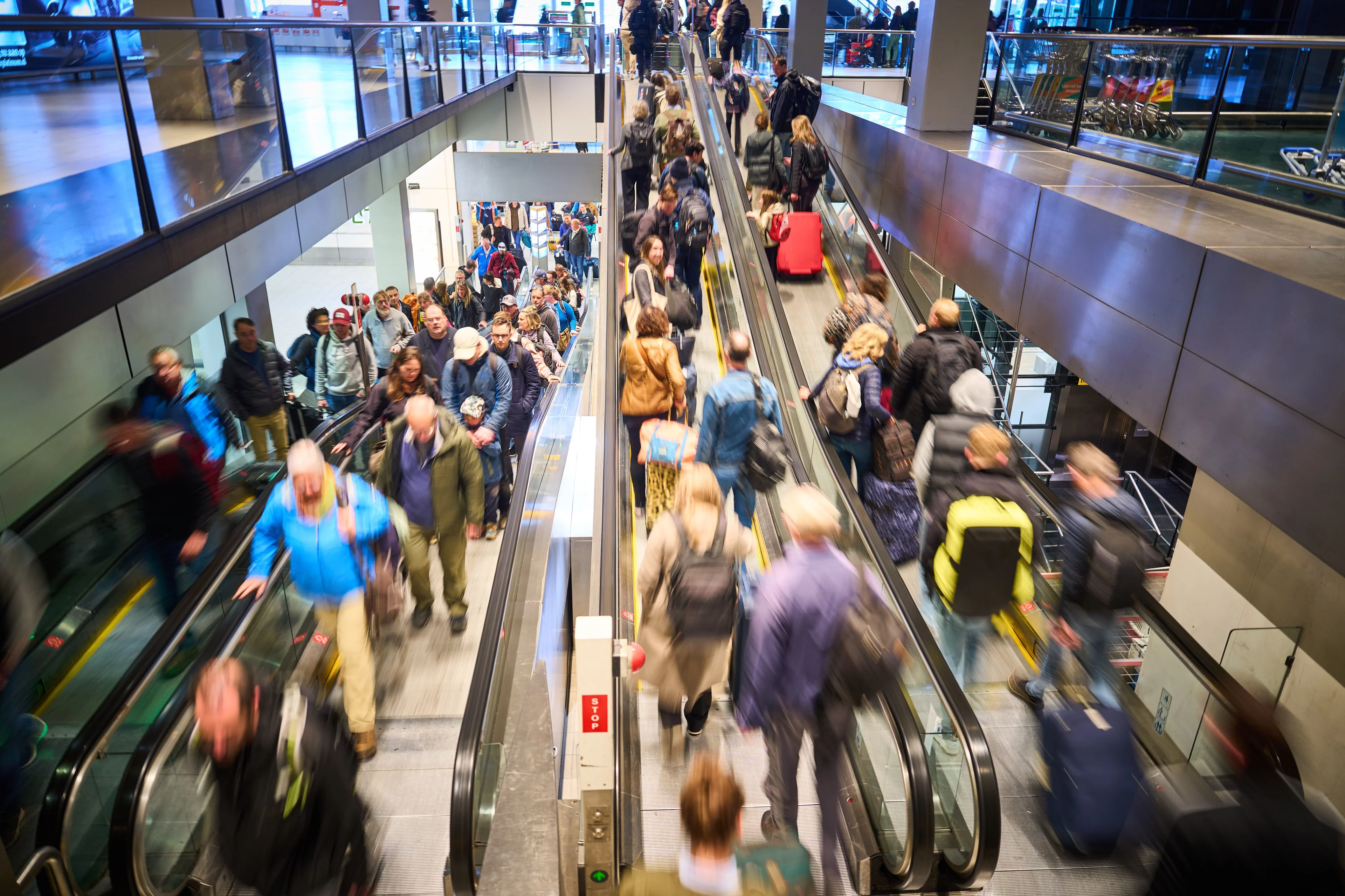 Schiphol verwacht langere rijen deze zomer: 'Bereid je goed voor'