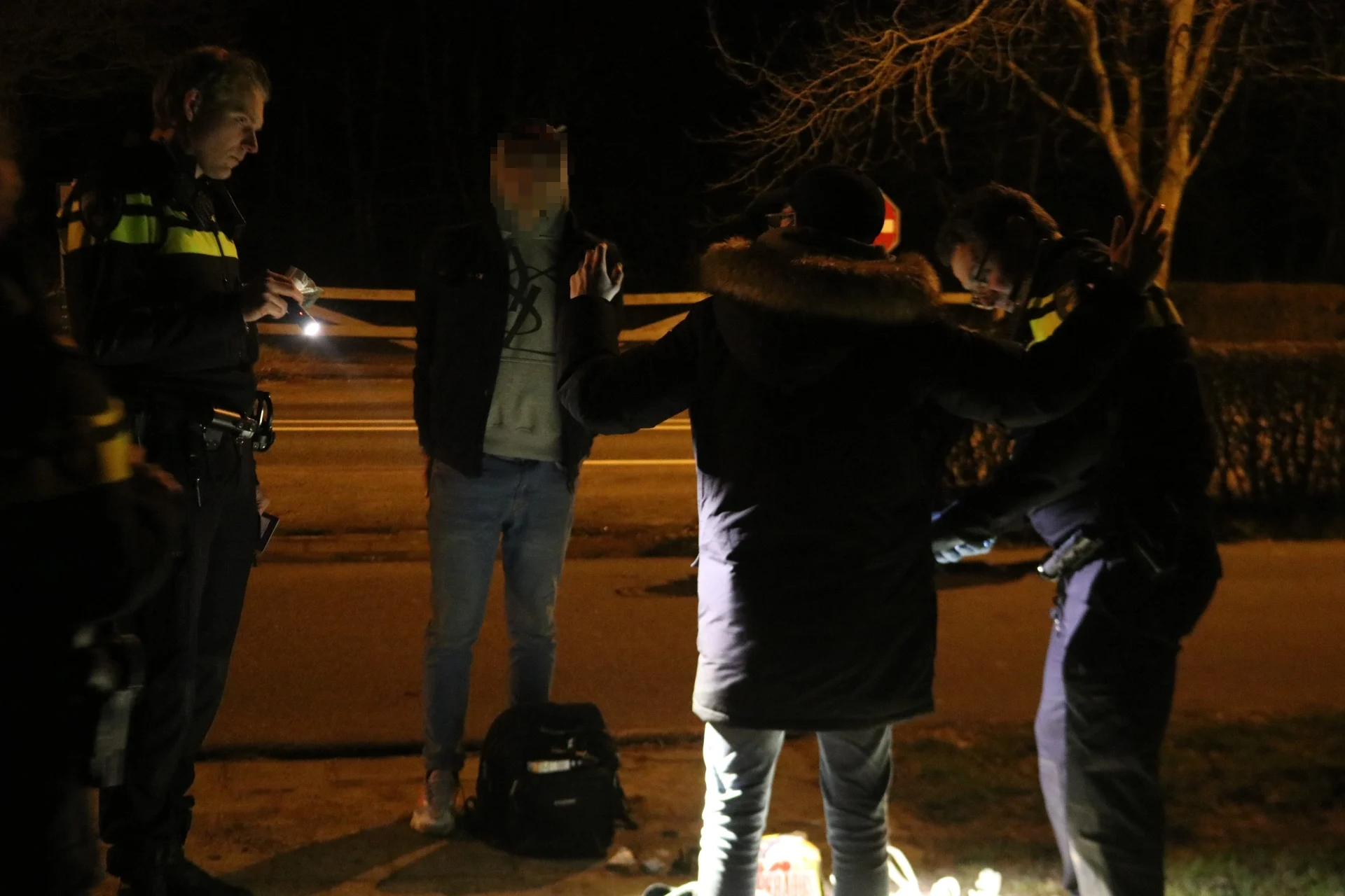 Politiemacht stopt coronafeestje bij Katwijkse bunker, 16 jongeren op de bon