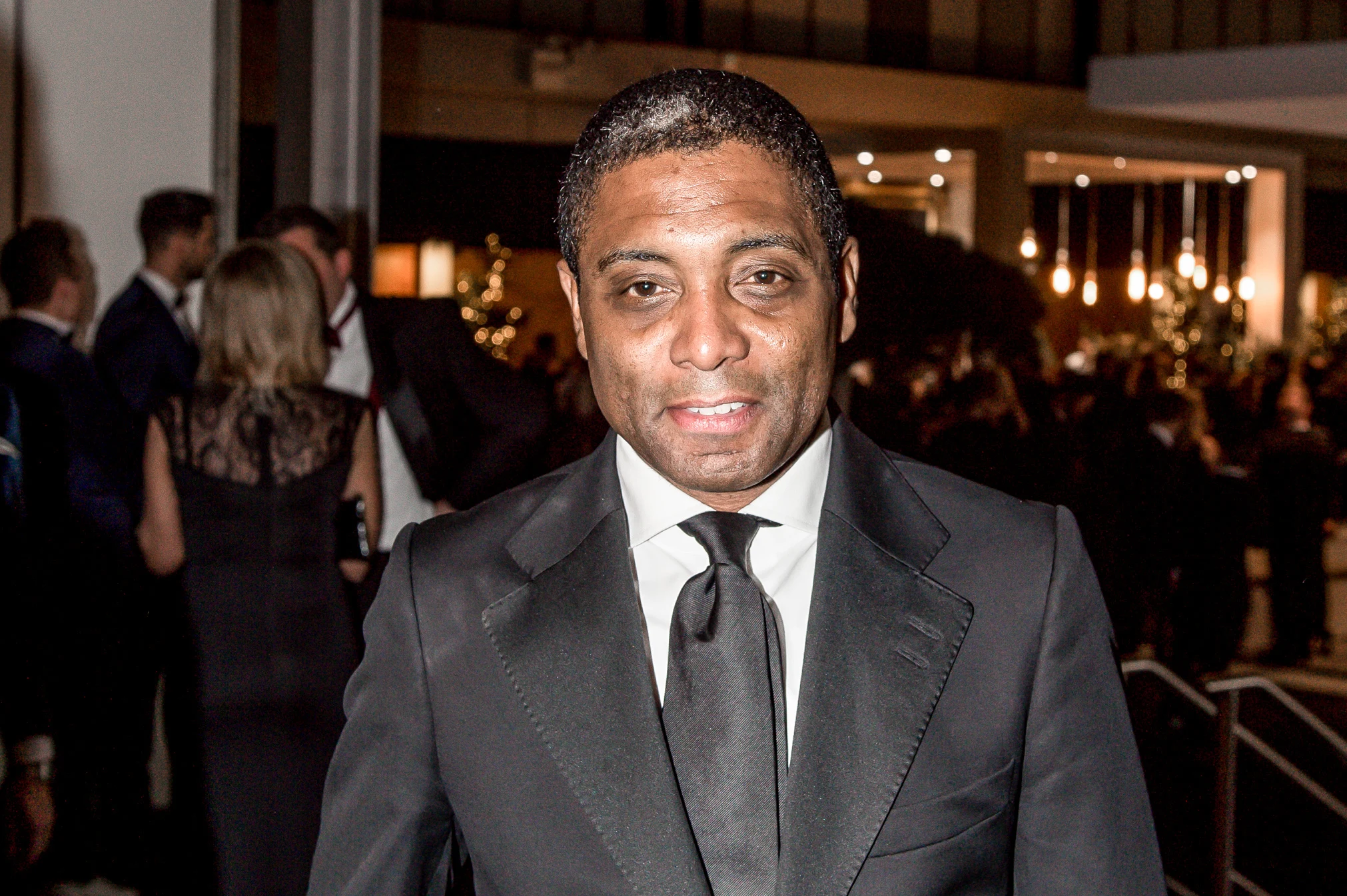 Ex-Ajacied Bryan Roy schetst De Jonge als nazi: 'Vaccinazi macht frei'