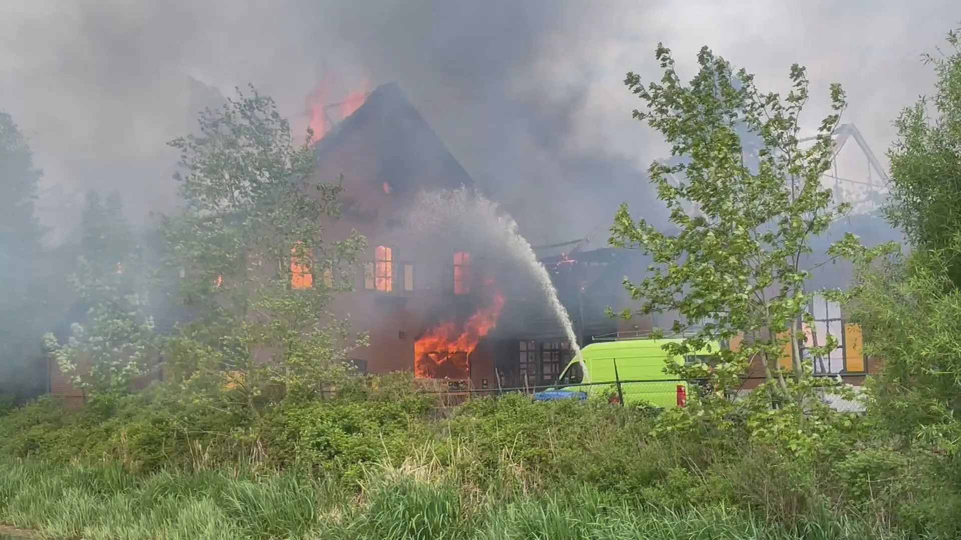 Grote uitslaande brand in bedrijfspand Helenaveen, veel blusvoertuigen aanwezig
