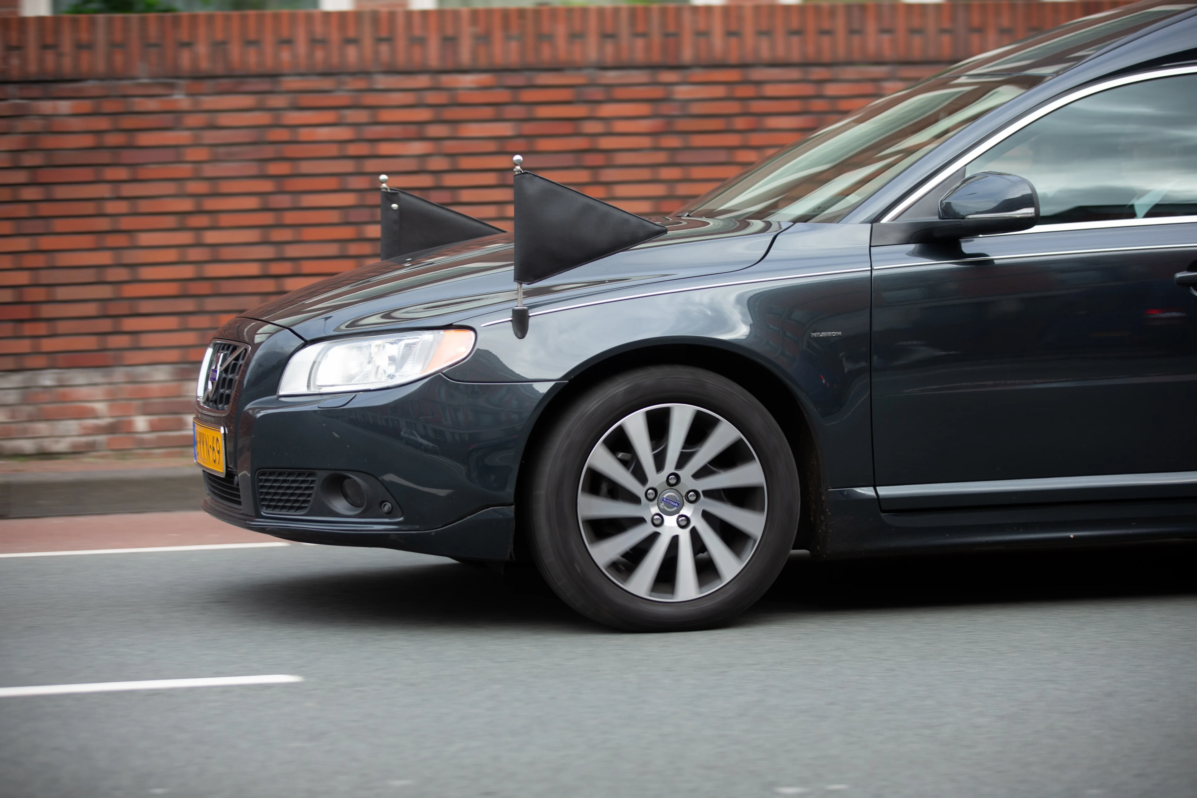 Bizar: uitvaartbedrijf laadt lijkwagen vol met grondstoffen voor drugs