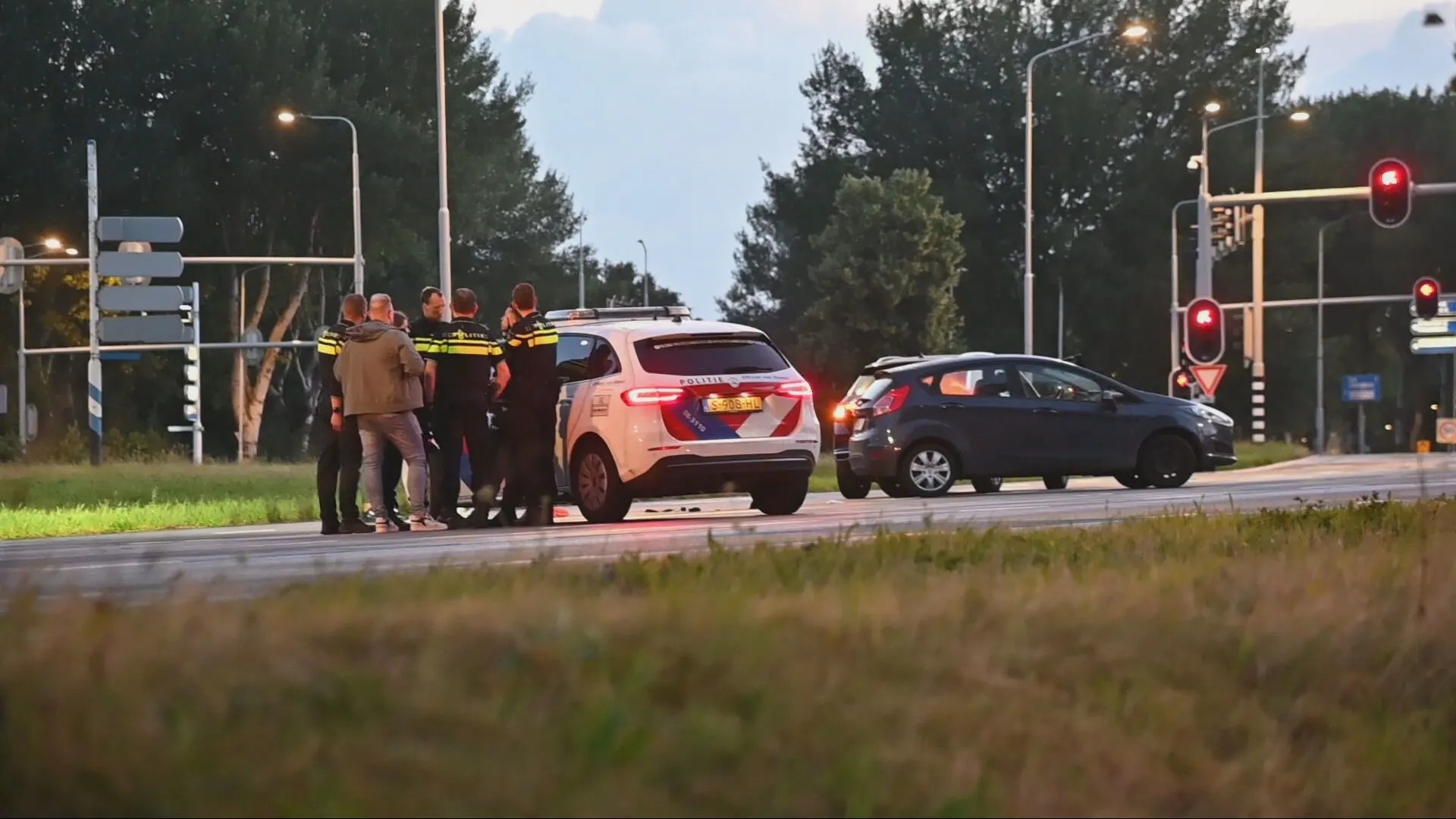 Vrouw (18) valt uit rijdende auto en raakt ernstig gewond in Breda