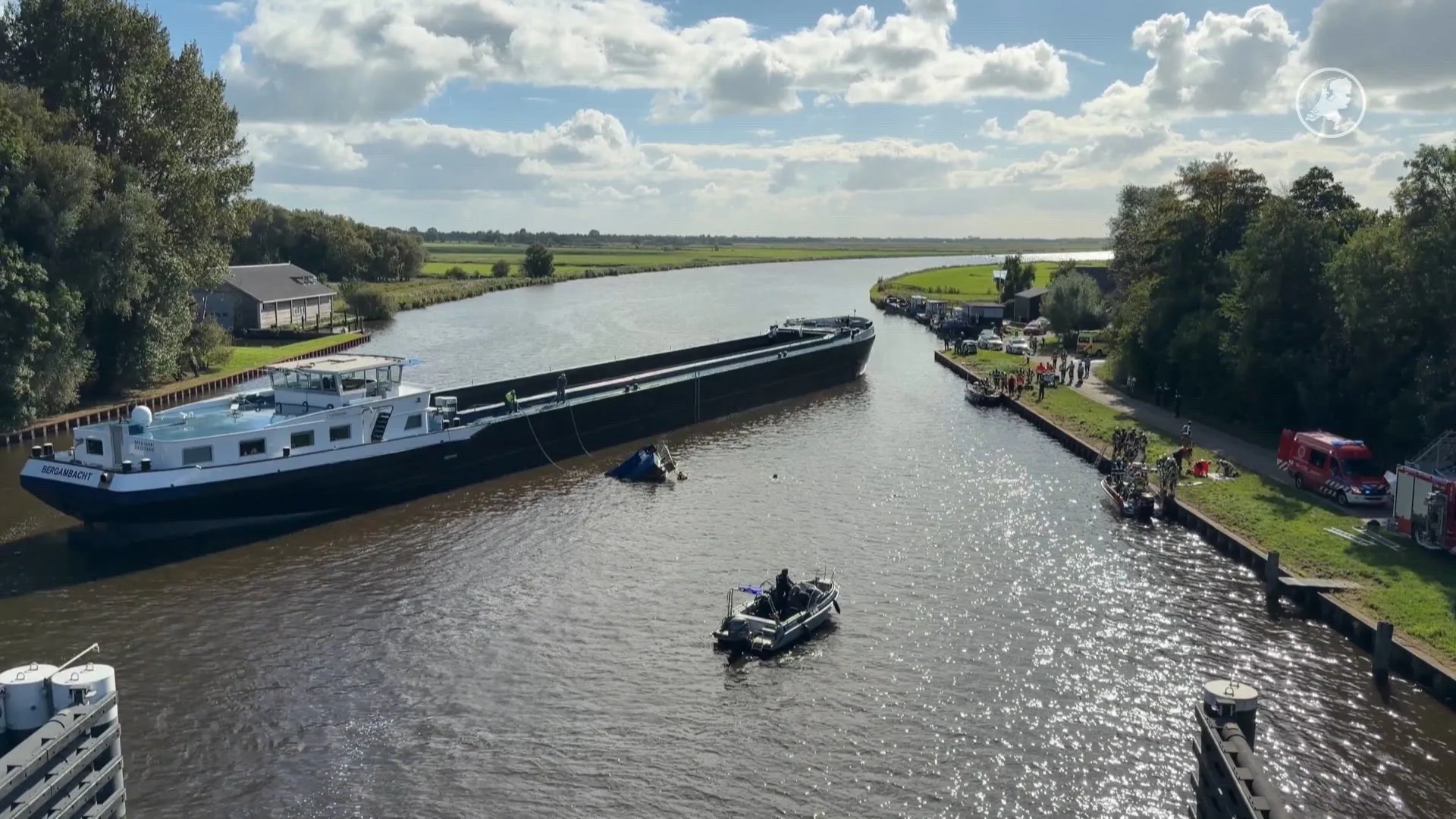 Aanvaring tussen binnenvaartschip en motorboot in Friese Warten