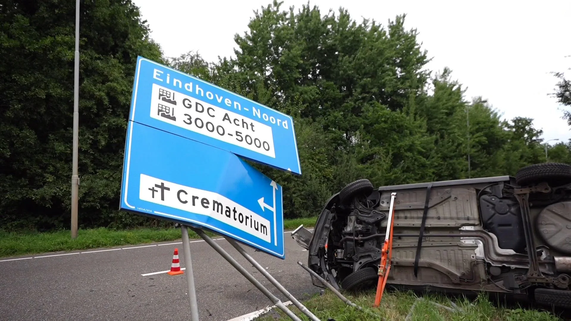 Personenauto over de kop bij Eindhoven Airport