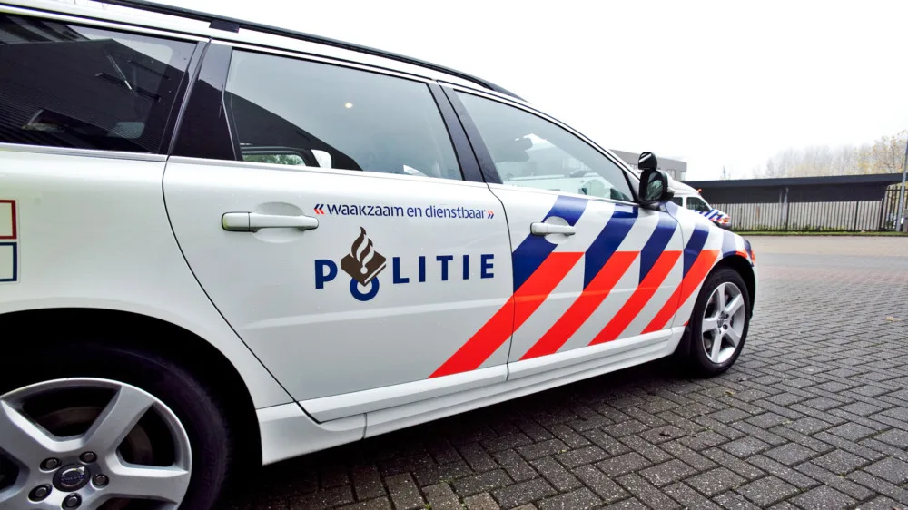 Vrouw (63) rijdt rond met man (36) op motorkap na uit de hand gelopen ruzie