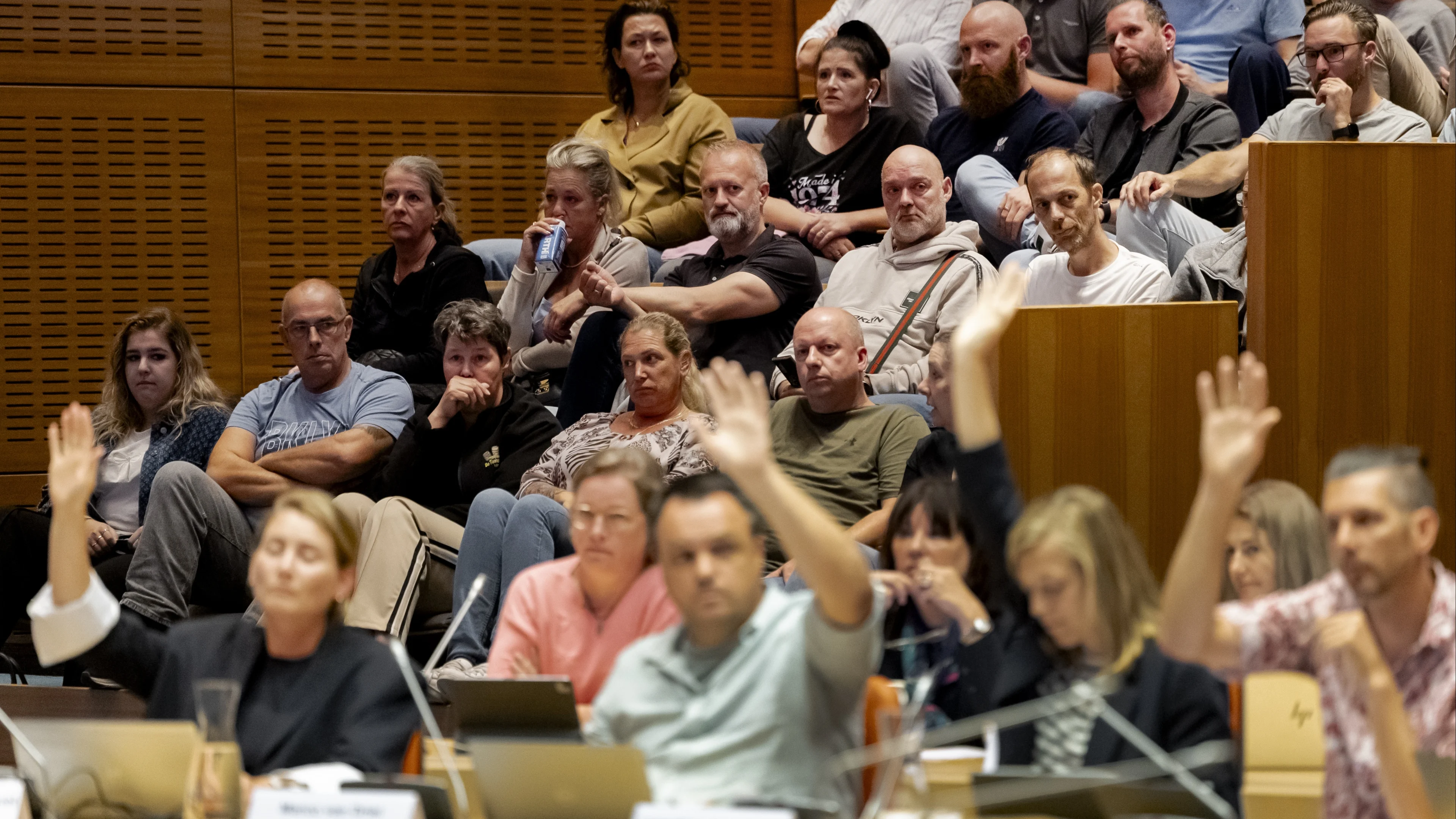 Zwolle stemt in met azc voor 400 asielzoekers, twee aanhoudingen bij protest