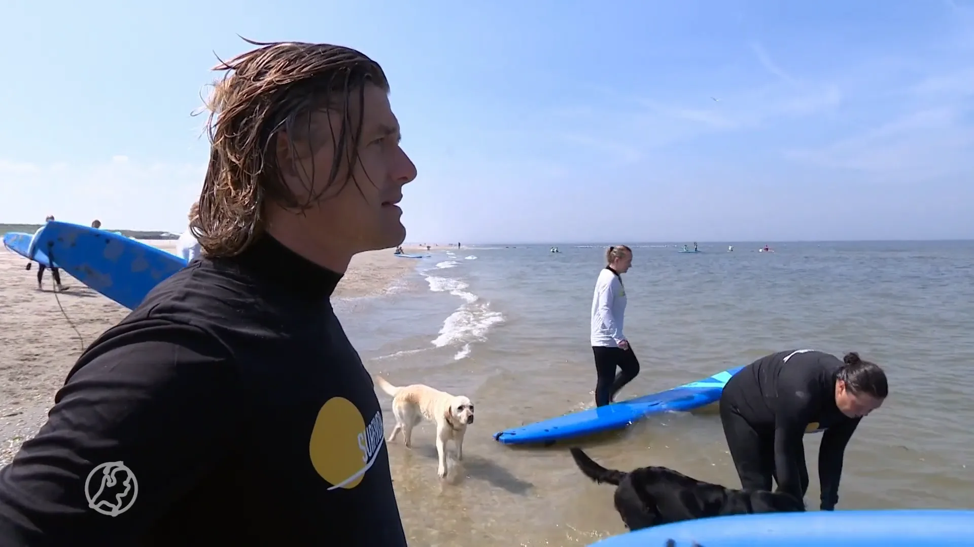 Oud-politieman Ben zet eigen surftherapie op tegen PTSS: 'In het water liggen en alles vergeten'