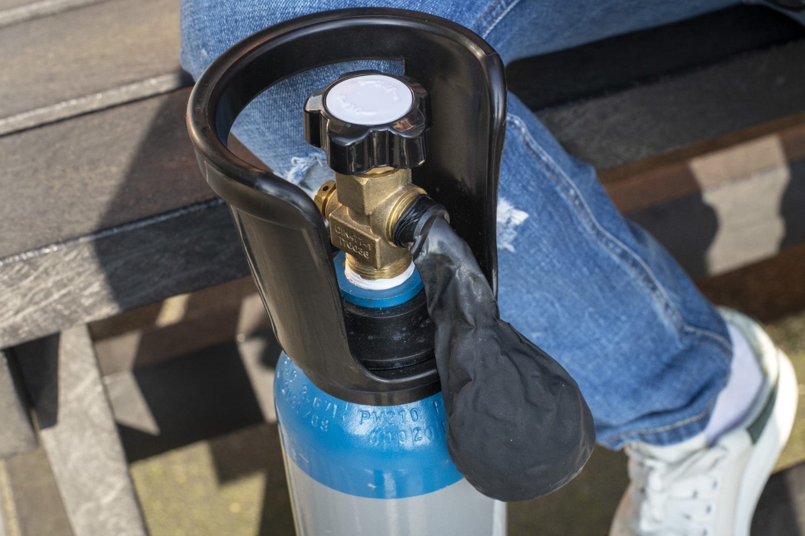 Milieustraat neemt levensgevaarlijke lachgascilinders in, 'zorgt voor ontploffingen'