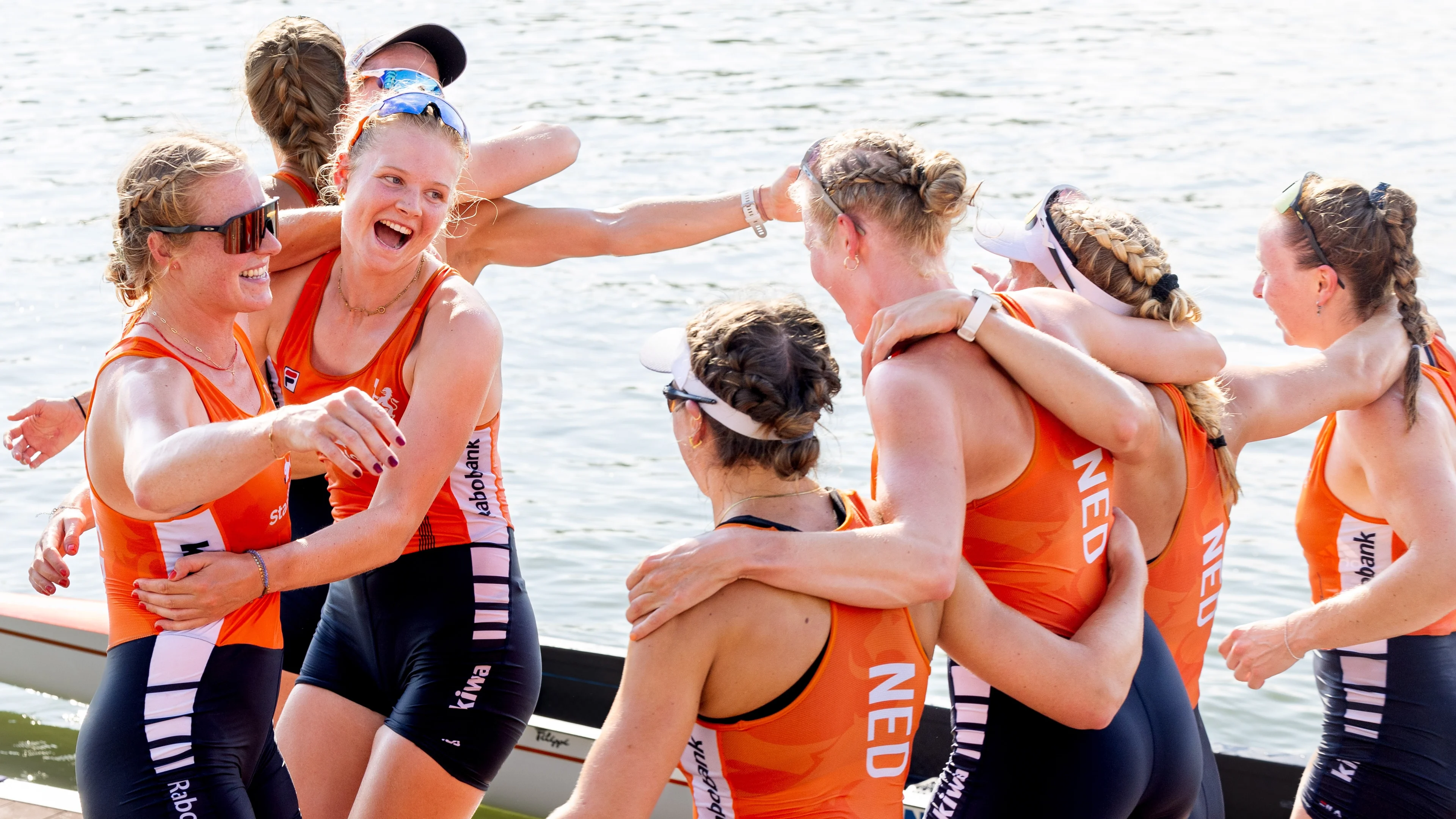 Mannen en vrouwen acht roeien naar wereldtitel in Shanghai