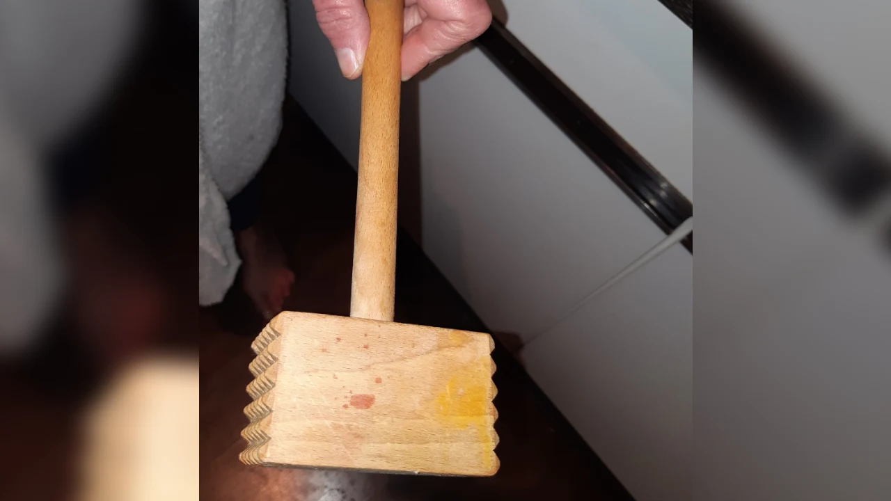 Man bewerkt vriendin met vleeshamer en trekt haren uit haar hoofd