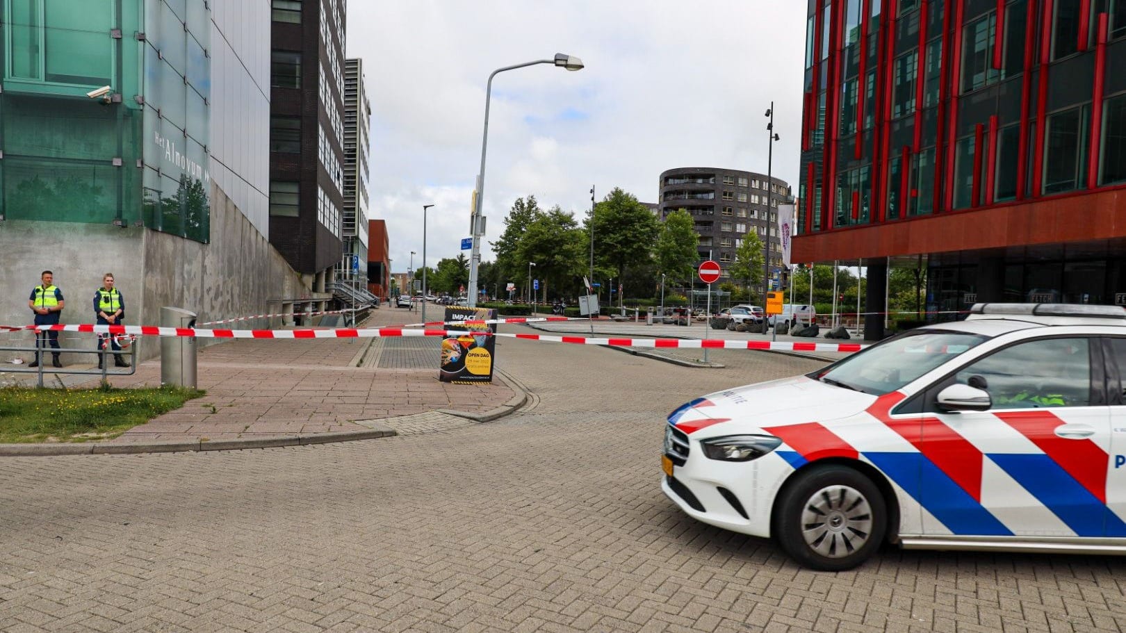 Kantoorgebouw ontruimd na bommelding in Almere, omgeving afgezet