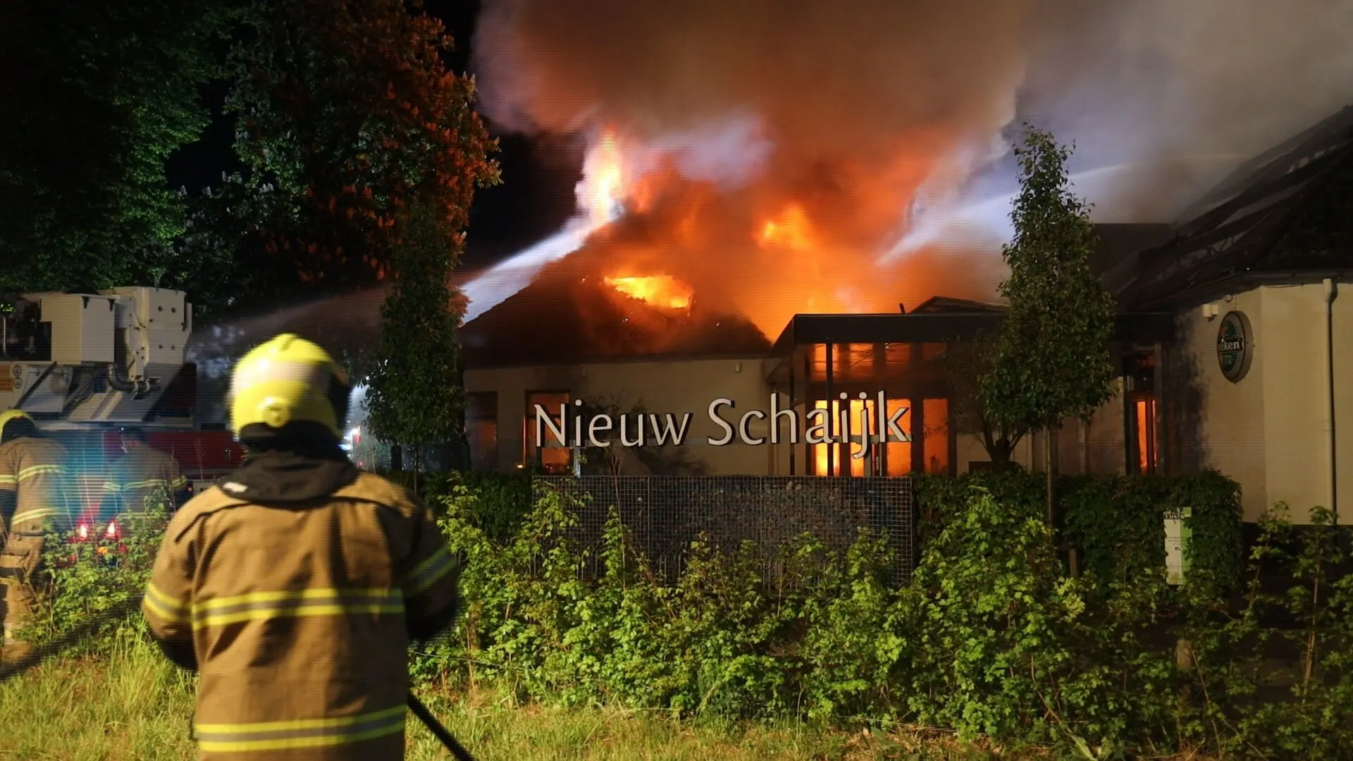Grote uitslaande brand legt restaurant in Schaijk in de as