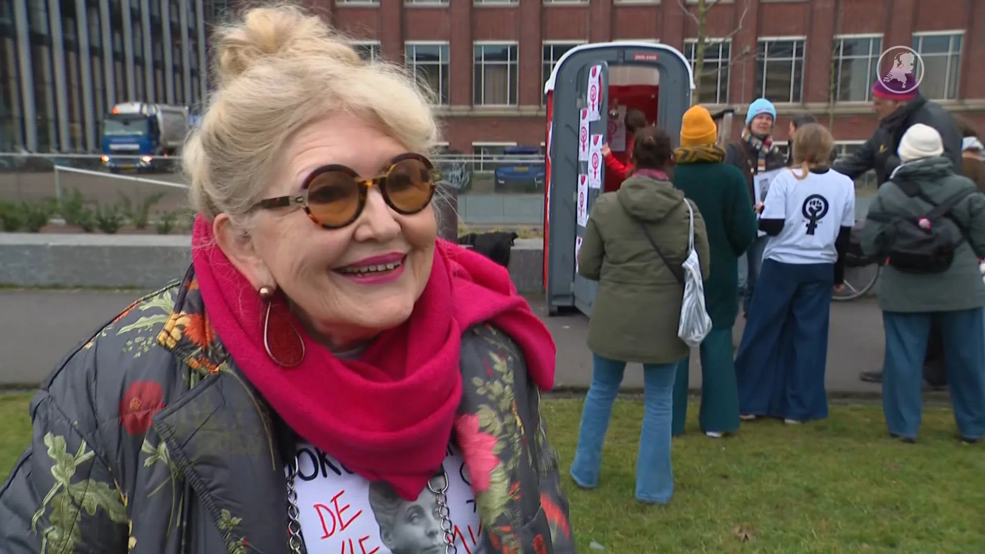 Dolle Mina's vieren feest en steken abortusparagraaf uit wetboek in brand