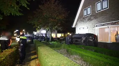 Auto crasht tegen voorgevel in Wezep