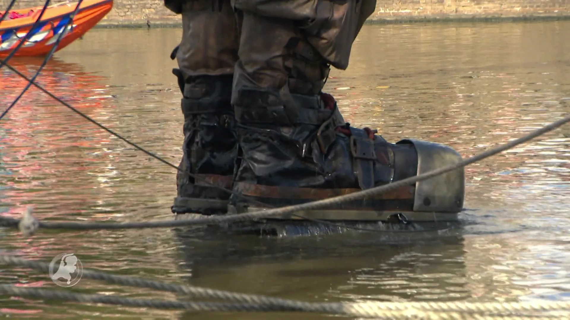 Reuzenpoppen van 3 ton lopen door centrum van Leeuwarden