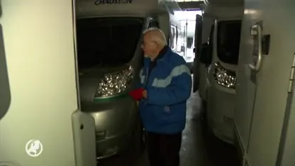 Eigenaar met handen in het haar om loods vol 'mysterieuze' voertuigen in Meppel