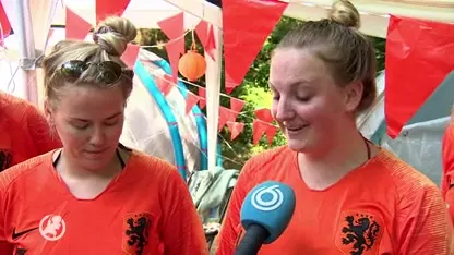 Oranjefans en hun geluksvoorwerpen: 'De onderbroek gaat weer aan zondag'