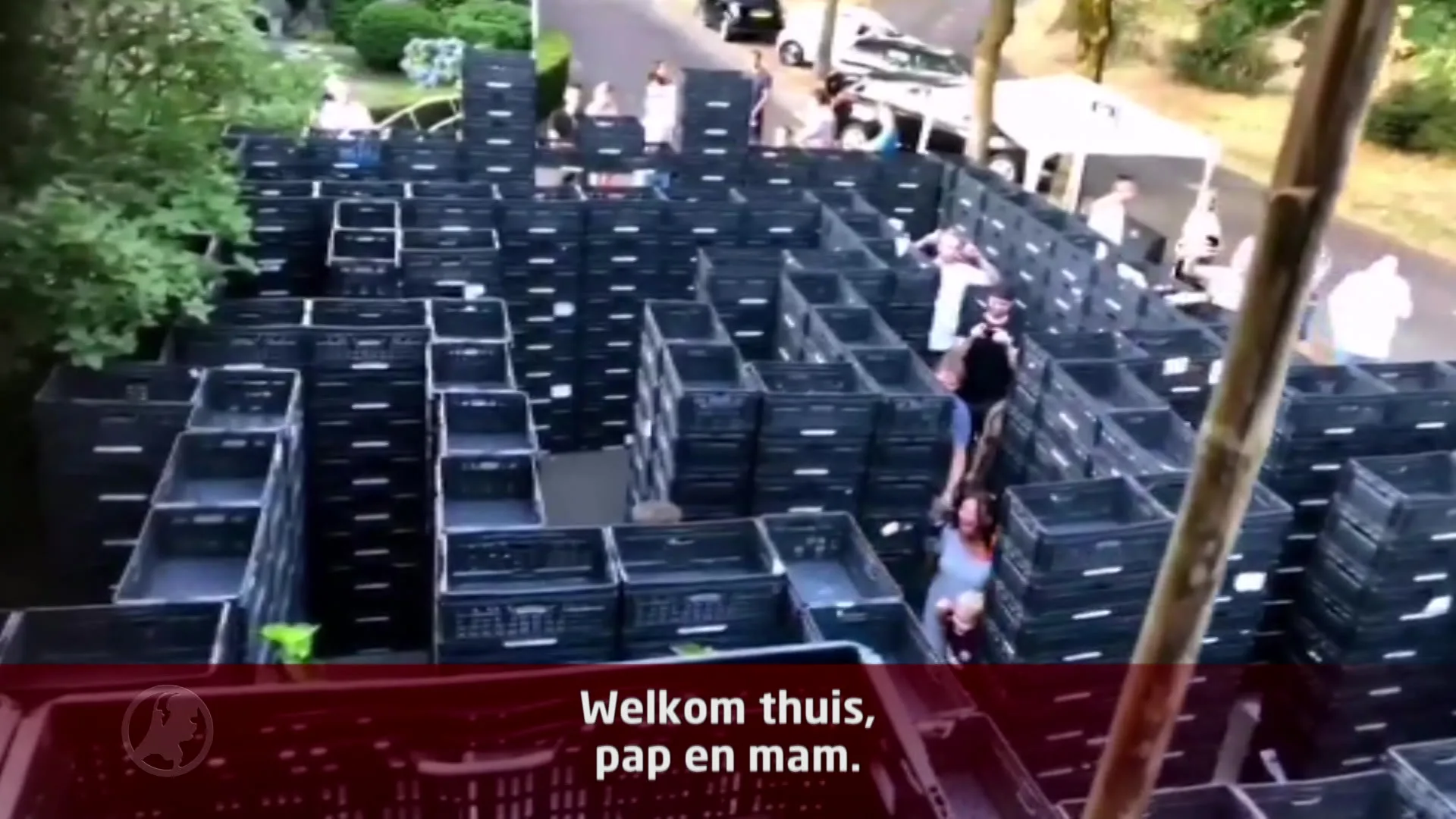 Bob stuurt ouders na vakantie doolhof in van 1717 kratten