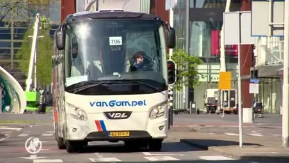 Coronaproof reizen met de bus: 'Dit is een beetje zoals je in films ziet, met gevangenen'