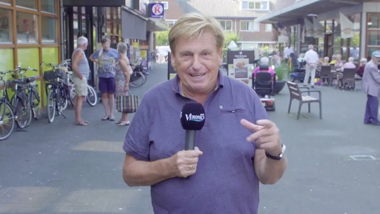 Henny vertelt gruwelijk slechte mop: 'Is er voetbal in de hemel?'