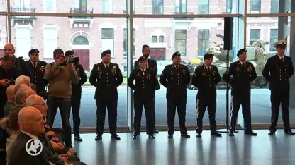 Amerikaanse D-Day-vlag onder militaire begeleiding naar Kunsthal Rotterdam