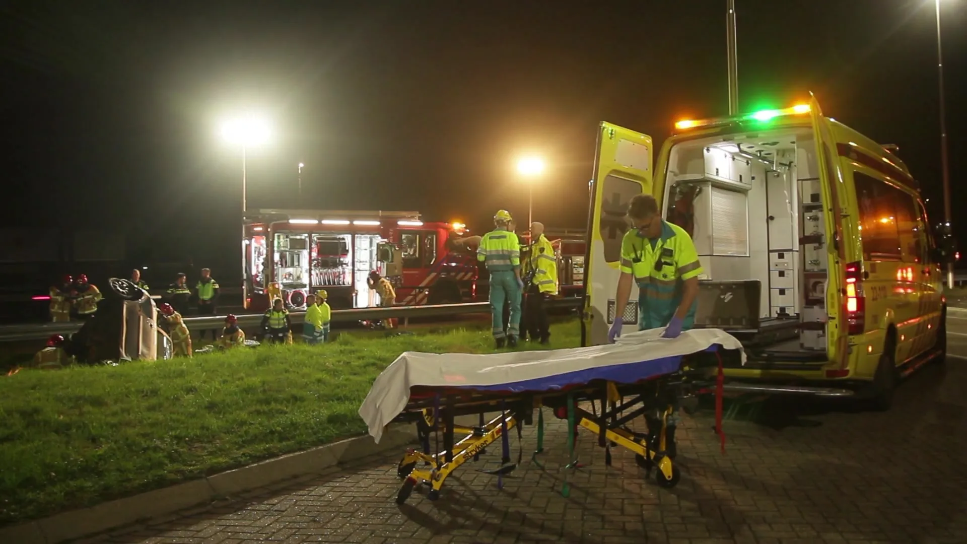 Auto op z’n kant in de sloot, bestuurder zwaargewond