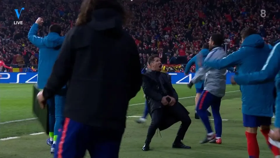 René over juichende Simeone: 'Debiel!'