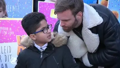 Tim Hofman biedt kinderpardonpetitie aan in Tweede Kamer