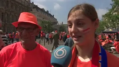 Leeuwin Aniek Nouwen moedigt Oranje aan vanaf de tribune