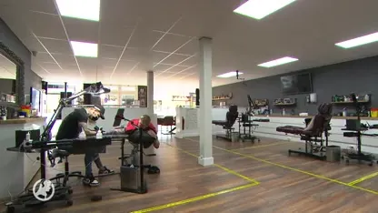 Tattoo-artist Michael kan eindelijk de tattoo van Björn afmaken