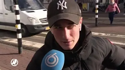 Snorfiets gaat van fietspad naar rijbaan en bestuurders moeten een helm op