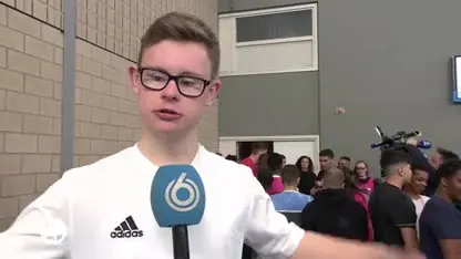 Jongeren met beperking boksen met kampioen Rico Verhoeven