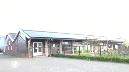 Drie leidsters, maar geen kinderen op het kinderdagverblijf