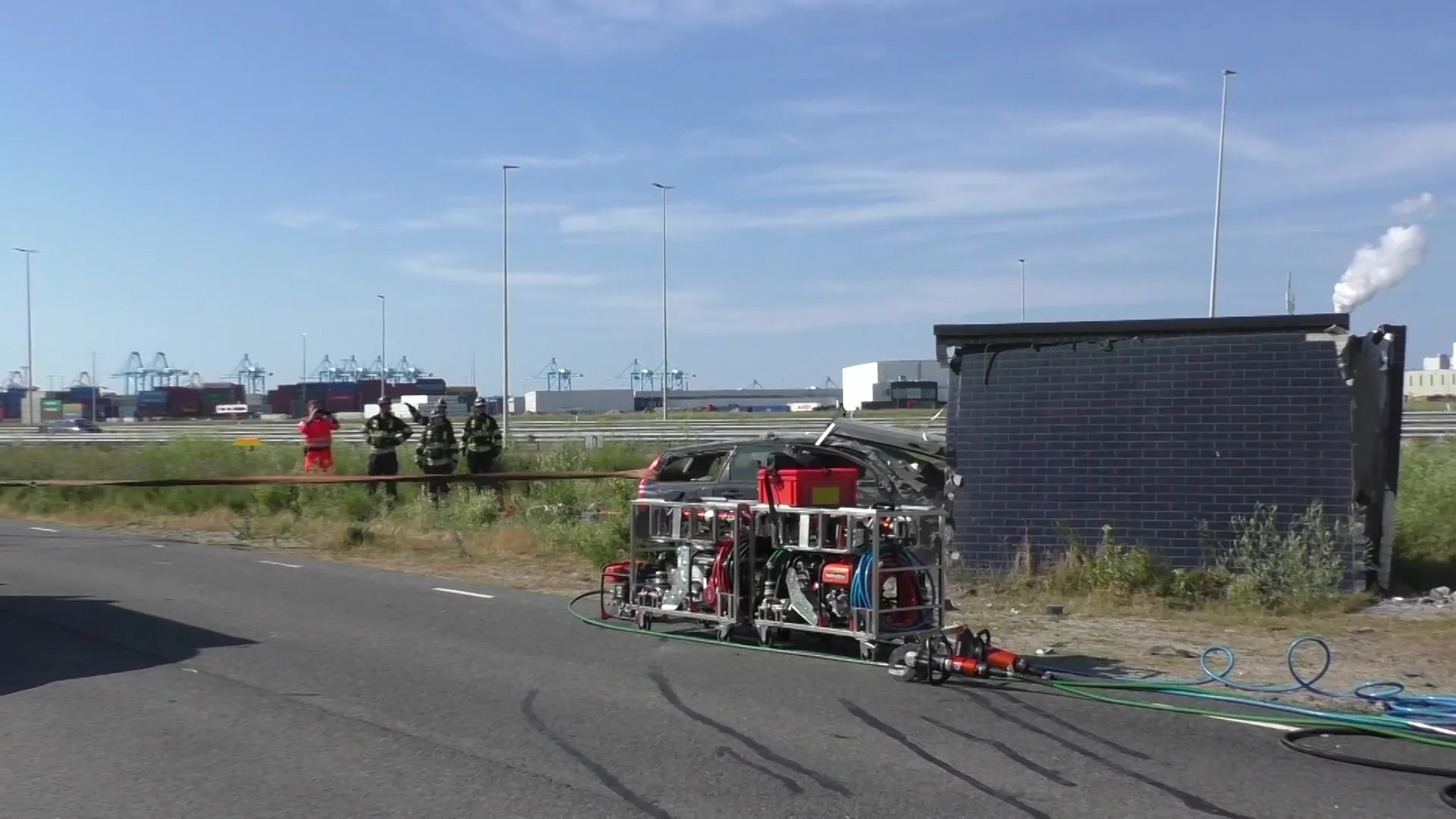 Auto rijdt elektriciteitshuisje binnen op Maasvlakte