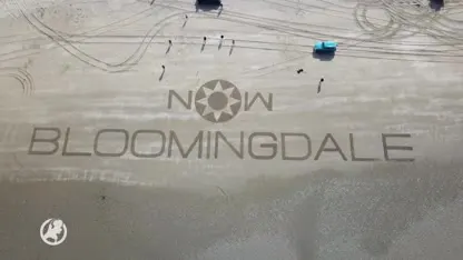 Noodkreet van strandtenten langs kustlijn