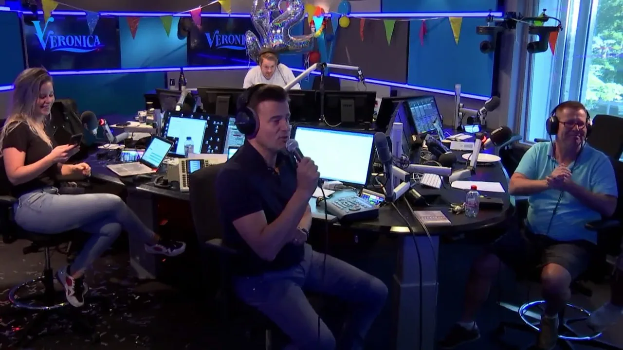 Wilfred doet live karaoke tijdens uitzending!