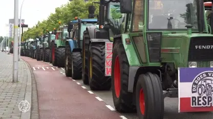 Boze boeren blokkeren met trekkers distributiecentrum AH in Zwolle