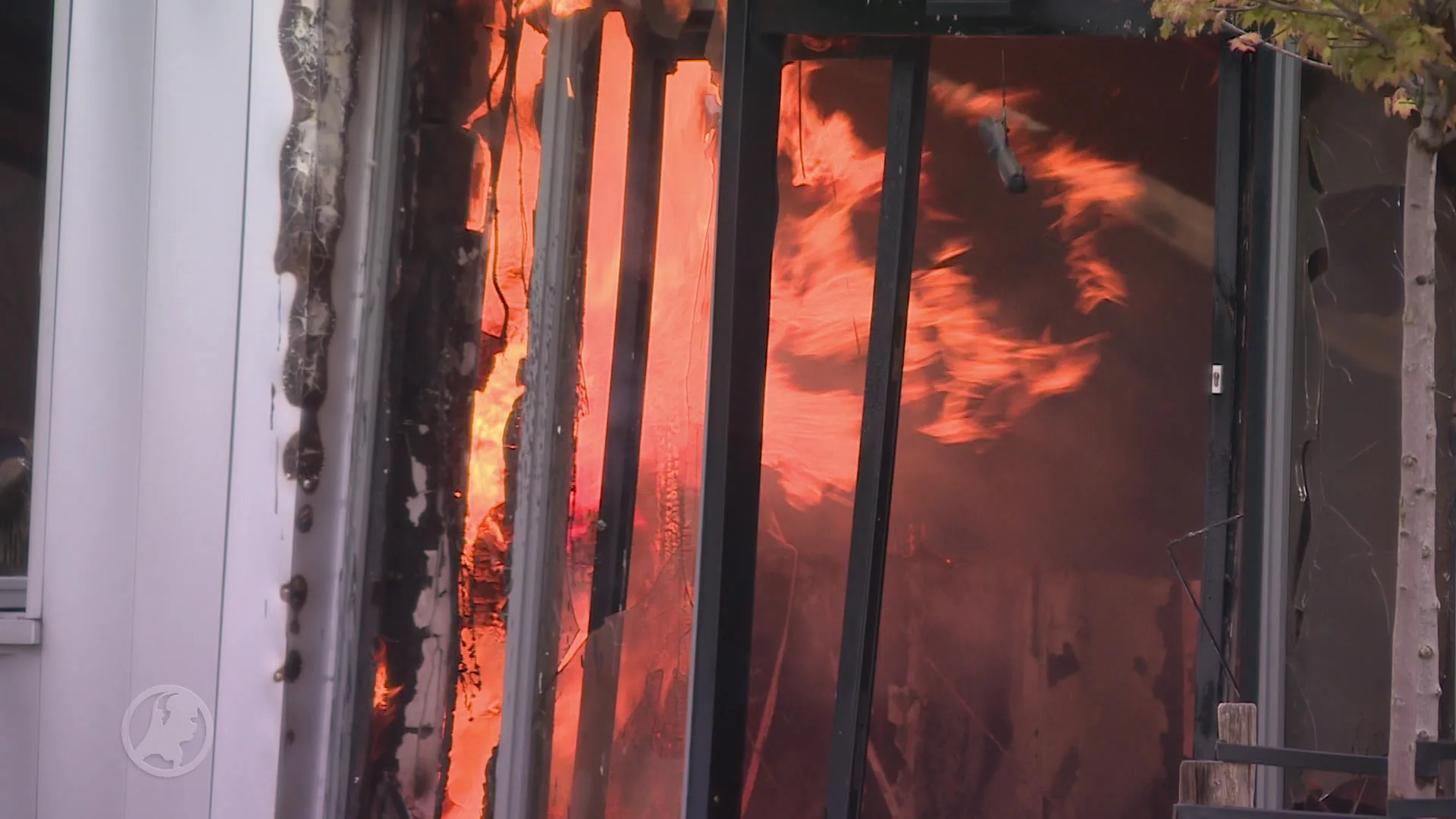 Grote brand met veel rook in evenementenhal Wijdenes