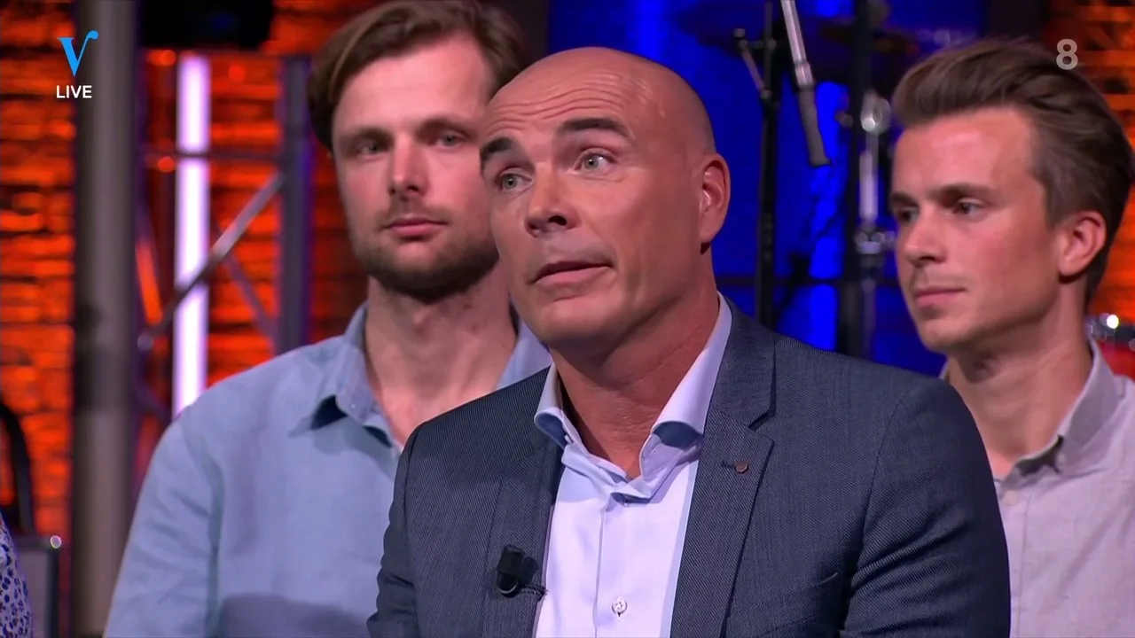 Verslaggever Menno Tamming legt ingewikkelde situatie van ADO uit