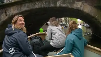 Plastic Whale vist 164 zakken afval uit gracht