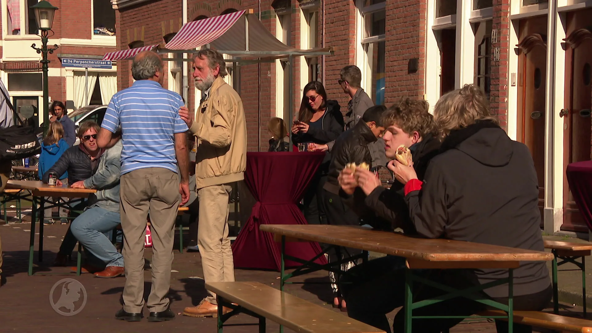 Overvallen pizzabakker geeft straatfeest als dank voor steun
